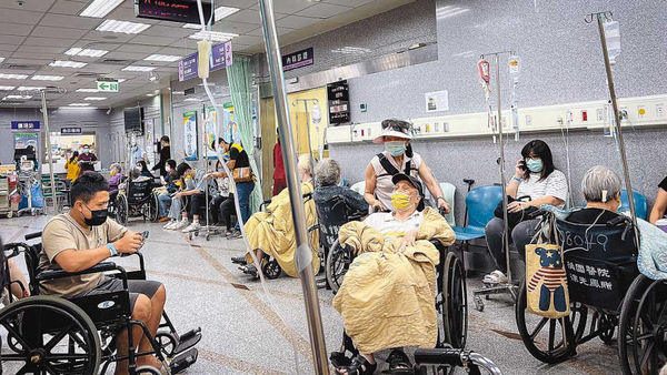 護理人員缺工影響醫療結構，進而導致診間壅塞、病患等候時間延長等狀況。（圖／報系資料照）