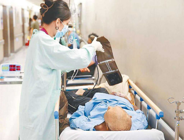 醫護人員為病患提供專業照護時，更應獲得十足的尊重及安全的工作環境。（圖／報系資料照）