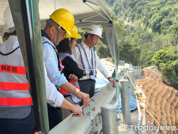 ▲▼  翁章梁視察中埔鄉嘉141線崩塌地復建工程  。（圖／嘉義縣政府提供）
