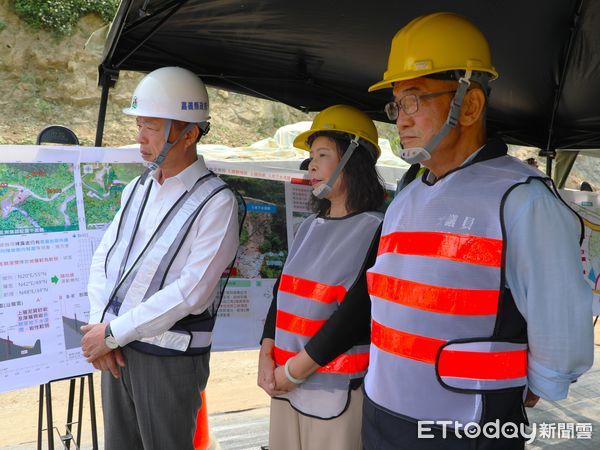 ▲▼  翁章梁視察中埔鄉嘉141線崩塌地復建工程  。（圖／嘉義縣政府提供）