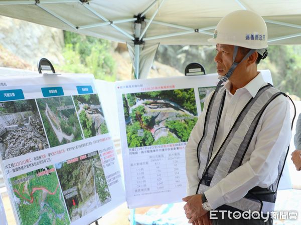 ▲▼  翁章梁視察中埔鄉嘉141線崩塌地復建工程  。（圖／嘉義縣政府提供）