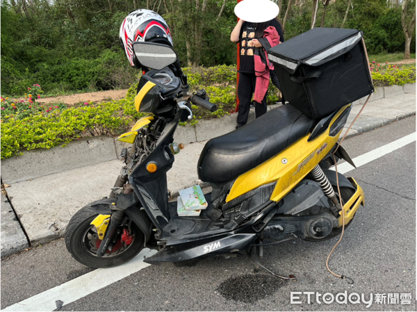 ▲▼金門外送員追撞前方臨停車。（圖／記者林名揚翻攝）