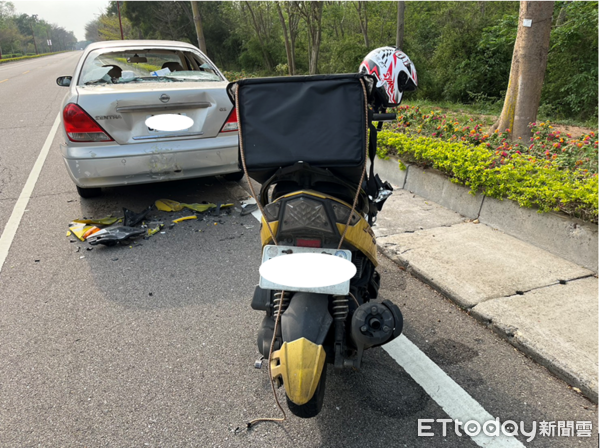 ▲▼金門外送員追撞前方臨停車。（圖／記者林名揚翻攝）