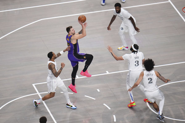 ▲▼唐西奇被交易後首度重返獨行俠主場。（圖／達志影像／美聯社）