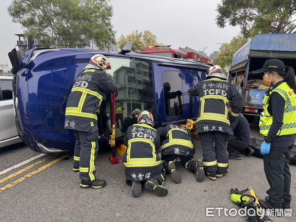 ▲▼台中2車擦撞，休旅車翻覆，駕駛受困搶救畫面曝。（圖／民眾提供，下同）
