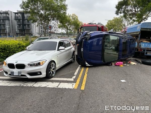 ▲▼台中2車擦撞，休旅車翻覆，駕駛受困搶救畫面曝。（圖／民眾提供，下同）