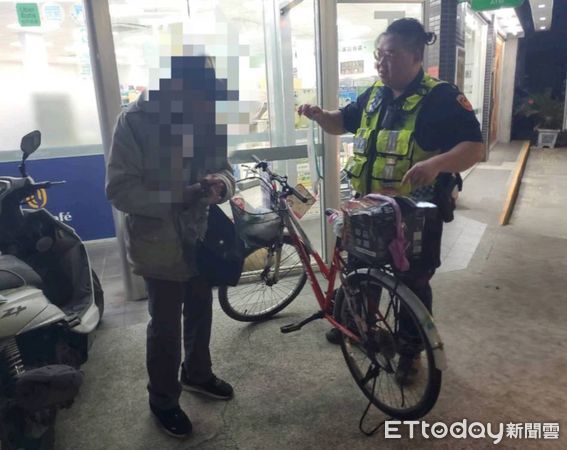 ▲東港警分局興龍派出所巡佐張智鈞、警員鐘智詮聯絡上替蔡男家人            。（圖／記者陳崑福翻攝）