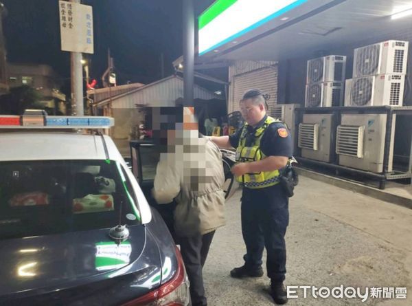 ▲東港警分局興龍派出所巡佐張智鈞、警員鐘智詮聯絡上替蔡男家人            。（圖／記者陳崑福翻攝）
