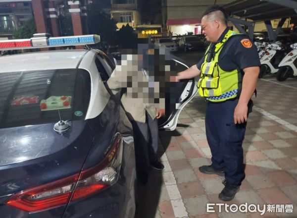 ▲東港警分局興龍派出所巡佐張智鈞、警員鐘智詮聯絡上替蔡男家人            。（圖／記者陳崑福翻攝）