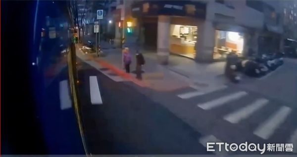 ▲陳姓老翁晨間過馬路離奇遭三機車擦撞輾斃 。（圖／記者張君豪翻攝）