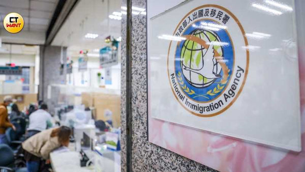 小傑透露，日前到移民署抽號碼牌詢問時，大廳裡滿滿都是同樣收到通知書的人，粗估至少有60人。（圖／示意圖，與本案無關／資料照）