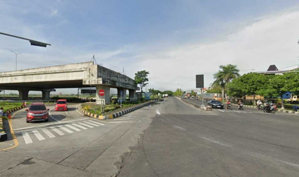 事發地點未完工的高架橋。（圖／翻攝自X）