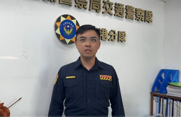 ▲逃逸移工變身車手站ATM前領錢遭警識破逮捕。（圖／警方提供）