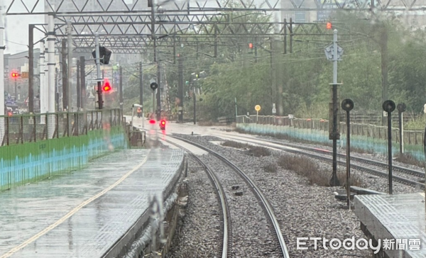 ▲▼台鐵內壢到中壢、埔心、富岡等路段軌道淹水。（圖／翻攝臉書「台灣便當管理局-附屬鐵路部」）