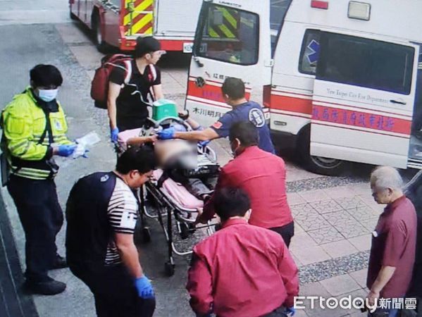 ▲新北一名婦人逛鶯歌老街突然昏迷，送往消防隊CPR救回一命。（圖／記者陸運陞翻攝）