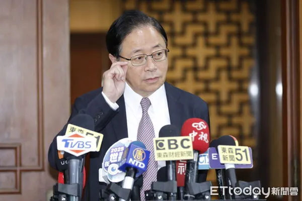 ▲▼川普對等關稅大刀一砍重創台灣經濟，10日行政院會上六都除台中市改派副市長鄭照新出席外，台北市長蔣萬安、新北市長侯友宜、桃園市長張善政、台南市長黃偉哲及高雄市長陳其邁都親自出席，聽取行政院的紓困報告。（圖／記者湯興漢攝）