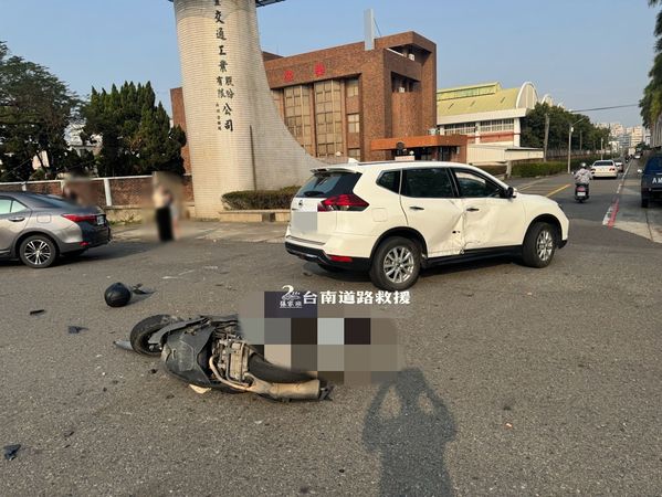 ▲台南市新市區中山路與興業路口，4月9日上午7時許發生車禍事故，1部自小客車欲左轉時，與1部直行機車發生車禍，造成機車騎士人車倒地重創，送醫搶救傷重不治。（圖／翻攝自道路救援張家班，下同）
