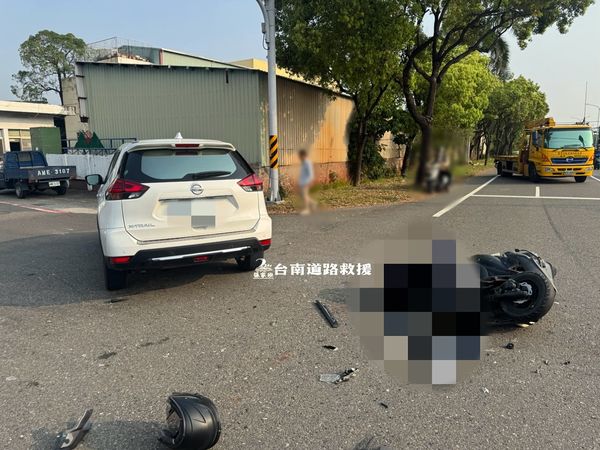 ▲台南市新市區中山路與興業路口，4月9日上午7時許發生車禍事故，1部自小客車欲左轉時，與1部直行機車發生車禍，造成機車騎士人車倒地重創，送醫搶救傷重不治。（圖／翻攝自道路救援張家班，下同）