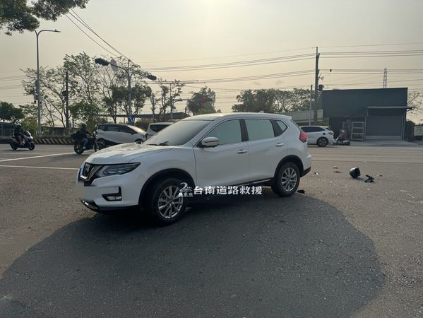 ▲台南市新市區中山路與興業路口，4月9日上午7時許發生車禍事故，1部自小客車欲左轉時，與1部直行機車發生車禍，造成機車騎士人車倒地重創，送醫搶救傷重不治。（圖／翻攝自道路救援張家班，下同）