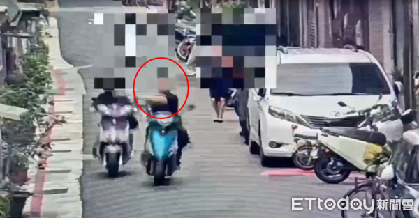 ▲▼             騎士因行車糾紛，持辣椒水攻擊對方。（圖／記者張君豪翻攝）