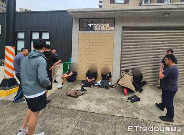 ▲被害人楊姓女子與警方配合誘捕前來取款的車手及3名負責監控的馬來西亞男子。（圖／八德警分局提供）