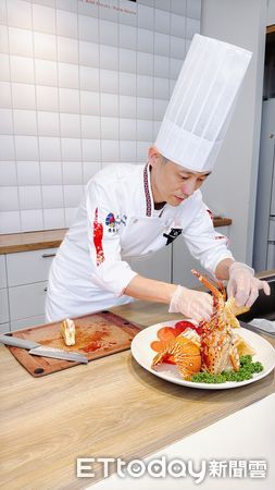 ▲嘉南藥理大學餐旅管理系專任技術講師王明煌，獲邀擔任大洋洲線的巡迴主廚，將於7月份啟程前往澳洲、紐西蘭與帛琉等3國7個城市，展開為期1個月的海外美食講座之旅。（圖／記者林東良翻攝，下同）