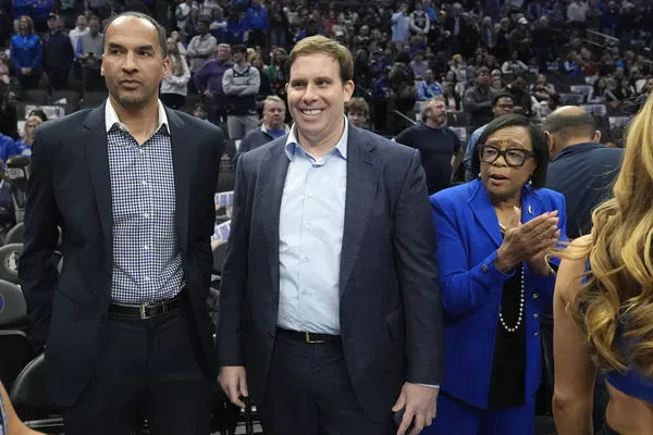 ▲▼獨行俠總管哈里森（左）、老闆杜蒙特（右）。（圖／達志影像／美聯社）