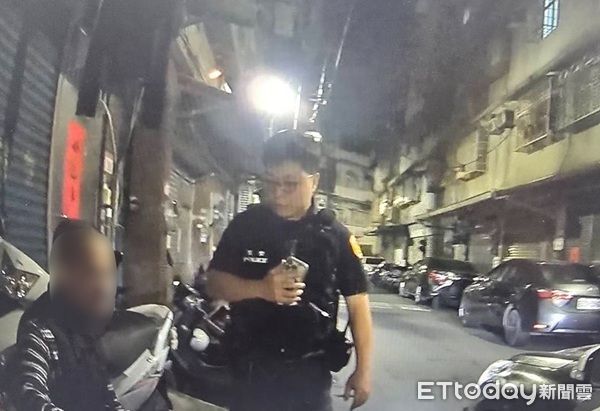 ▲眼尖員警一眼認出，將他送回家。（圖／龜山警分局提供）