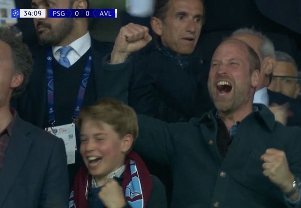 威廉王子（右）帶兒子喬治（左）看足球，情緒激動。（翻攝X@Football__Tweet）