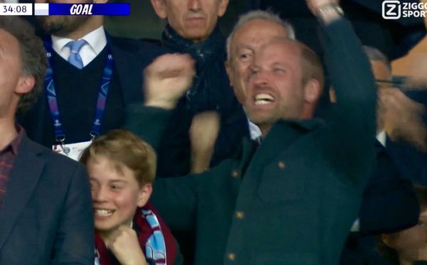 阿斯頓維拉進球當下，威廉和喬治相當興奮。（翻攝X@RoyallyBelle_）