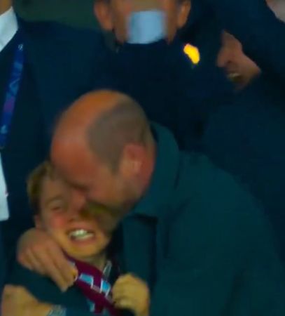 威廉開心抱著喬治慶祝。（翻攝X@MattSunRoyal）