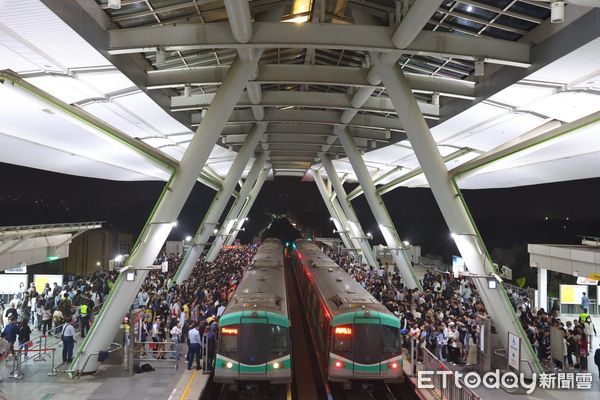 ▲告五人世運主場館開唱，高雄捷運備加班車疏運、提供行李寄放服務。（圖／記者許宥孺翻攝）