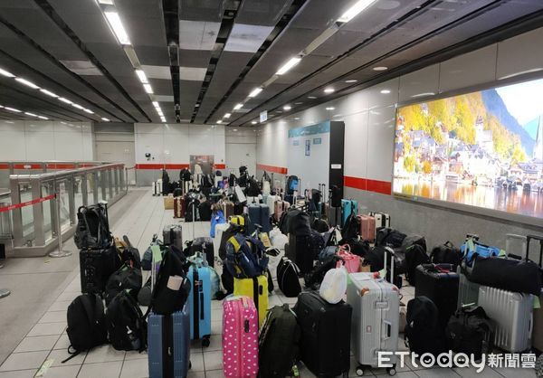 ▲告五人世運主場館開唱，高雄捷運備提供行李寄放服務。（圖／記者許宥孺翻攝）