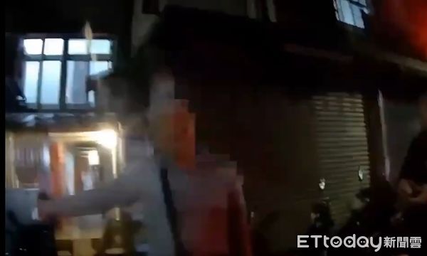 ▲▼劉姓男子喝酒醉忘了回家的路，狂敲樓下鄰居大門。（圖／記者邱中岳翻攝）