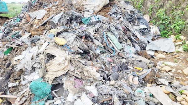 ▲桃園地檢署指揮保七總隊、大溪警分局查獲陳姓男子等3人，租用土地卻偷埋垃圾與事業廢棄物，圖為查獲現場。（圖／桃園地檢署提供）