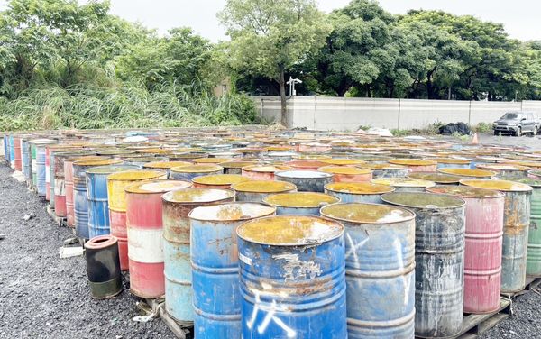 ▲桃園地檢署指揮保七總隊、大溪警分局查獲陳姓男子等3人，現場查獲大批收取有害化學溶液貯存桶。（圖／桃園地檢署提供）