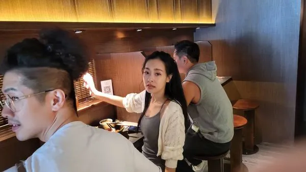 ▲王思佳素顏被捕獲跟老公JOE(右)去吃麵。（圖／記者葉文正攝）