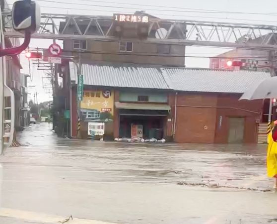 ▲桃園今天上午強降雨導致內壢至富岡段台鐵鐵水淹水停駛，圖為平交道淹水狀況。（圖／熱心人士提供）