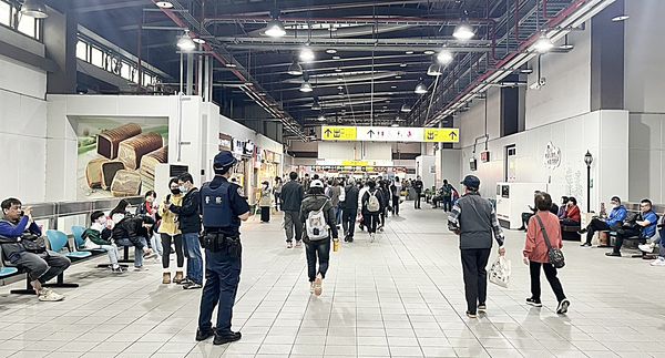 ▲桃園今天上午強降雨導致內壢至富岡段台鐵鐵水淹水停駛，圖為桃園車站以公車接駁方式疏運旅客。（圖／熱心人士提供）