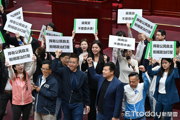 ▲▼蔣萬安施政報告及質詢，質詢前民進黨黨團包圍蔣萬安高喊「蔣萬安不要查水表」，國民黨籍議員也同時上前聲援蔣萬安。（圖／記者李毓康攝）