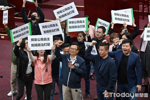 ▲▼蔣萬安施政報告及質詢，質詢前民進黨黨團包圍蔣萬安高喊「蔣萬安不要查水表」，國民黨籍議員也同時上前聲援蔣萬安。（圖／記者李毓康攝）