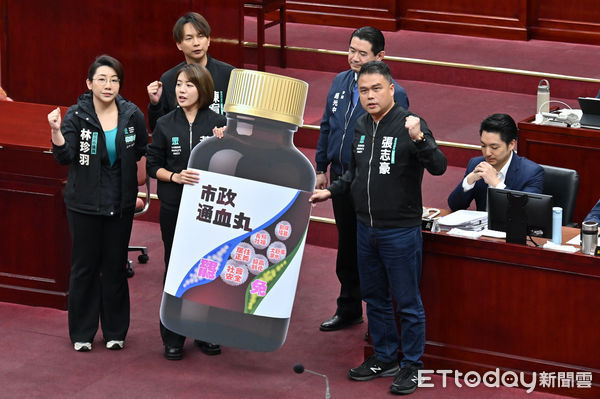 ▲▼蔣萬安施政報告及質詢，質詢前民眾黨黨團送上市政通血丸，要求蔣市長回歸市政。（圖／記者李毓康攝）