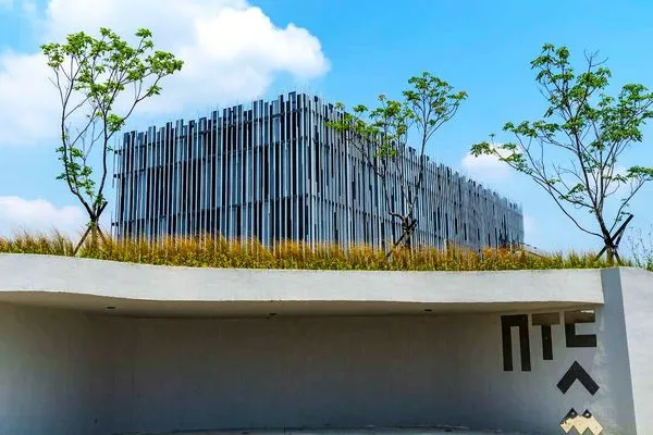 ▲三鶯之心龍窯橋,陶瓷老街星巴克,古早窯窯道,三鶯之心藝術特區裡的大立坏,新旺集瓷-彩繪馬克杯,新北市美術館。（圖／新北市觀旅局提供）