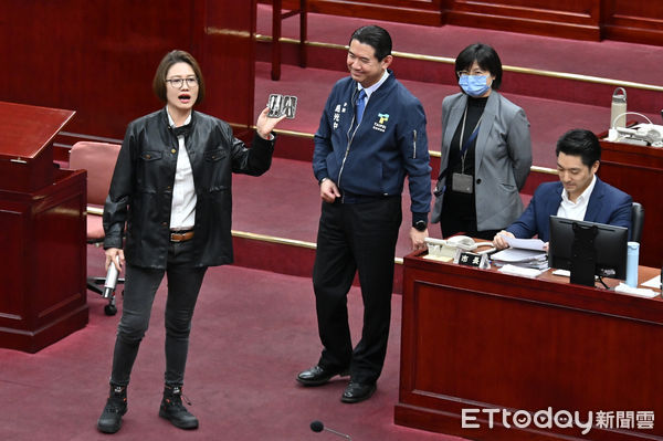 ▲▼蔣萬安施政報告及質詢，市議員林延鳳送修容組與強力定型噴霧給蔣市長。（圖／記者李毓康攝）