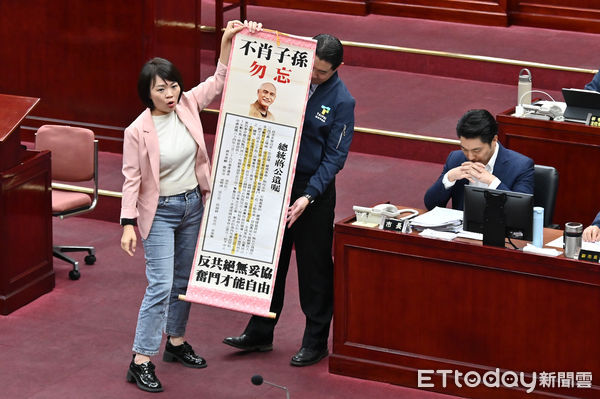 ▲▼蔣萬安施政報告及質詢，市議員簡舒培送先總統蔣公遺囑給蔣市長。（圖／記者李毓康攝）