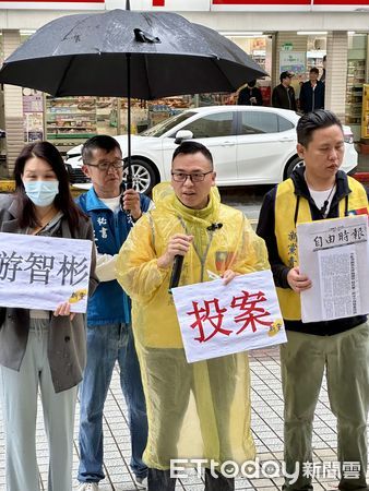 ▲新黨副秘書長游智彬因兩岸戶籍爭議10日上午赴移民署抗議並揚言提告。（圖／記者張君豪翻攝）