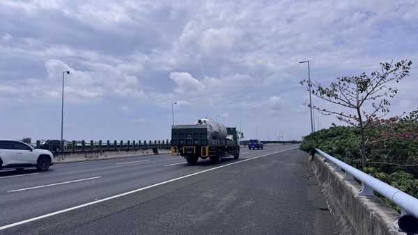 ▲一名超跑駕駛開車行經國3快官路段未掛車牌也未張貼ETC規避繳款。（示意圖／翻攝自國道1968）