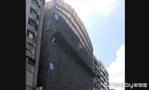 ▲台中,鷹架,傾斜。（圖／記者游瓊華翻攝）
