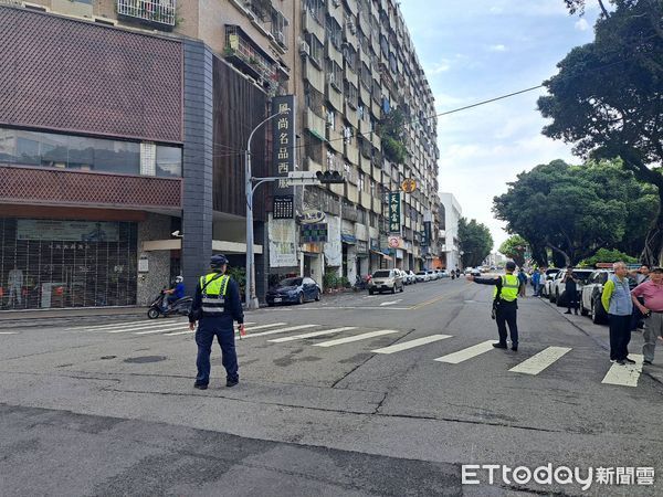 ▲台中,鷹架,傾斜。（圖／記者游瓊華翻攝）