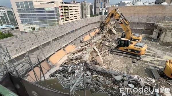 ▲台中,鷹架,傾斜。（圖／記者游瓊華翻攝）